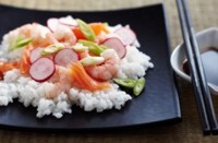 Рисовый салат с копченым лососем