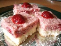 Бисквитное пирожное с клубничным суфле